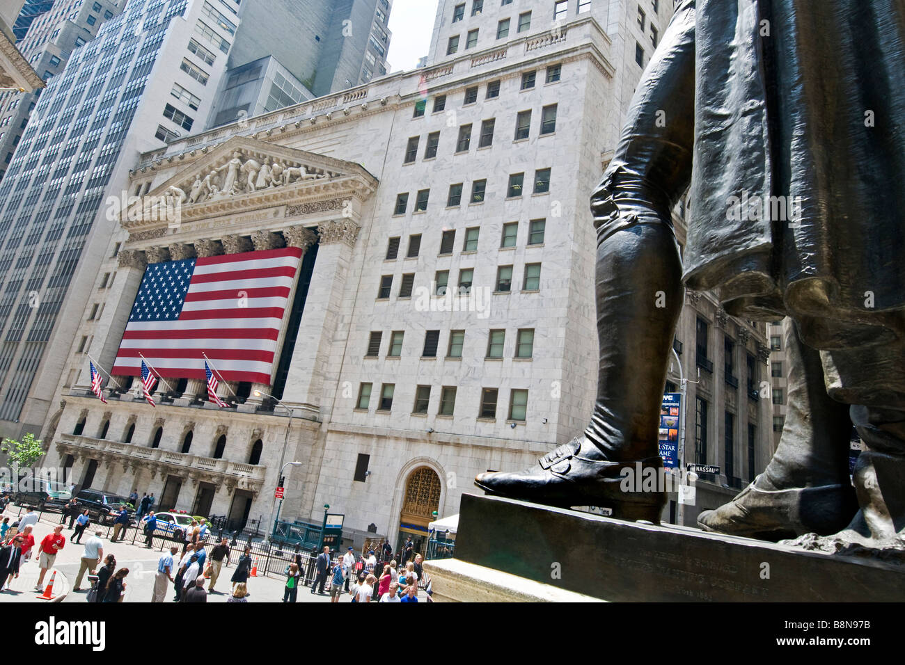 Flagge der Vereinigten Staaten auf New York Börse-Gebäude von der George Washington-Statue auf Wall Street Manhattan angesehen Stockfoto