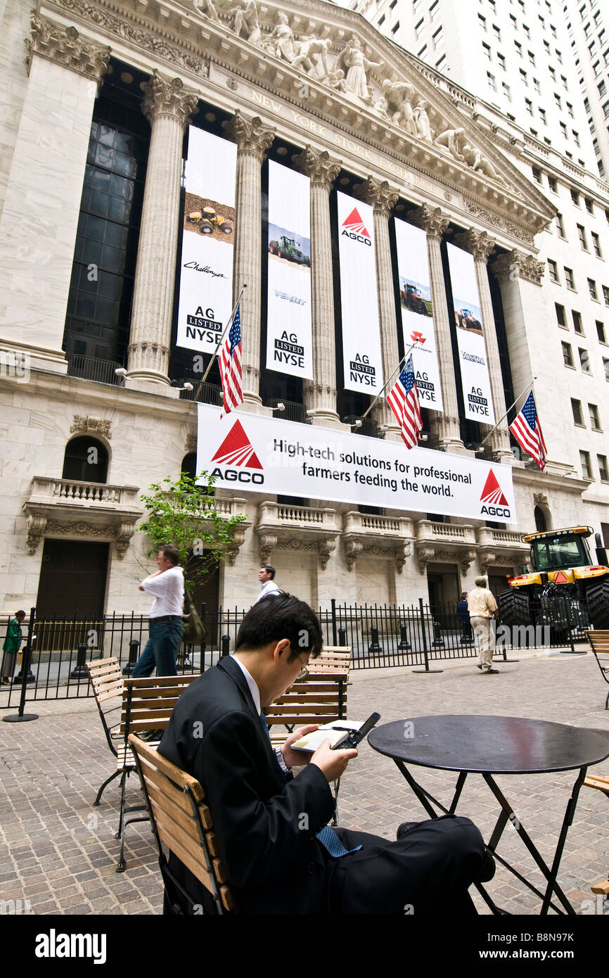 Geschäftsmann, sitzen an einem Tisch außerhalb der New York Stock Exchange, Wall Street Manhattan Stockfoto
