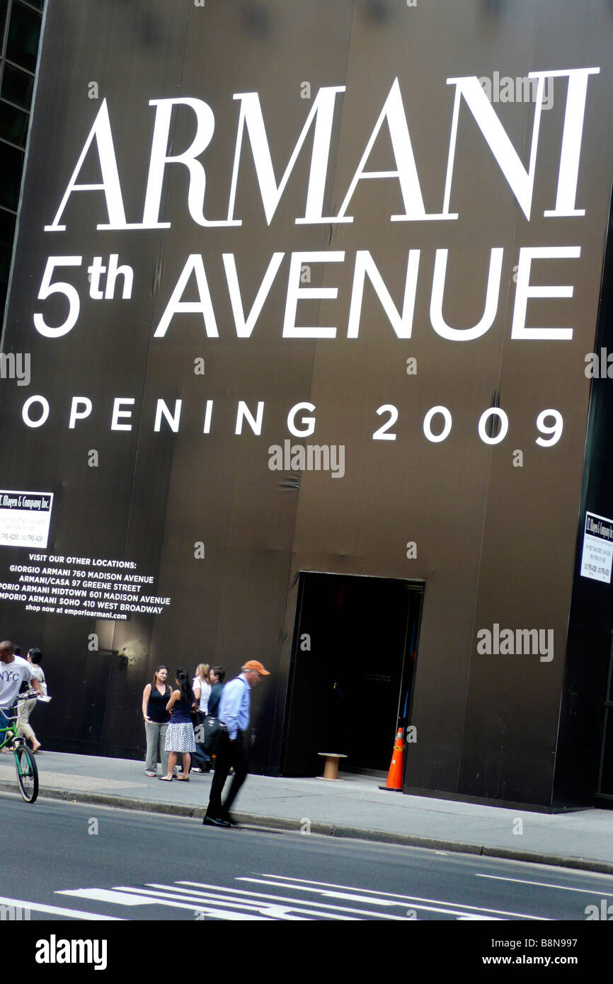 Fußgänger zu Fuß vorbei an Standort der neuen Armani speichern auf der 5th avenue Stockfoto
