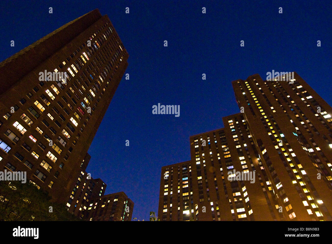 Niedrigen Winkel Ansicht von Hochhäusern in der Nacht Stockfoto