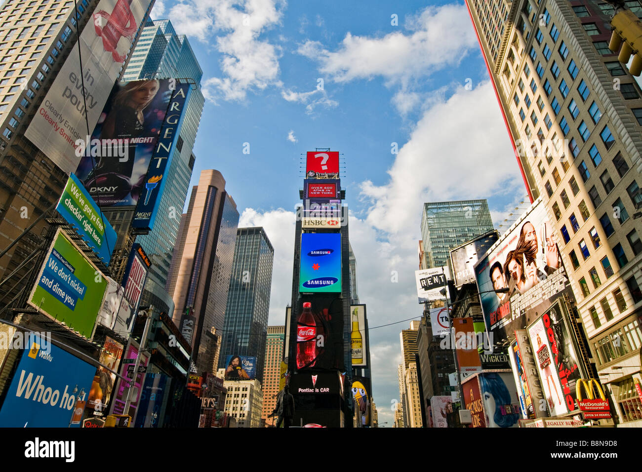 Ansicht von Hochhäusern vom Times Square entfernt Stockfoto