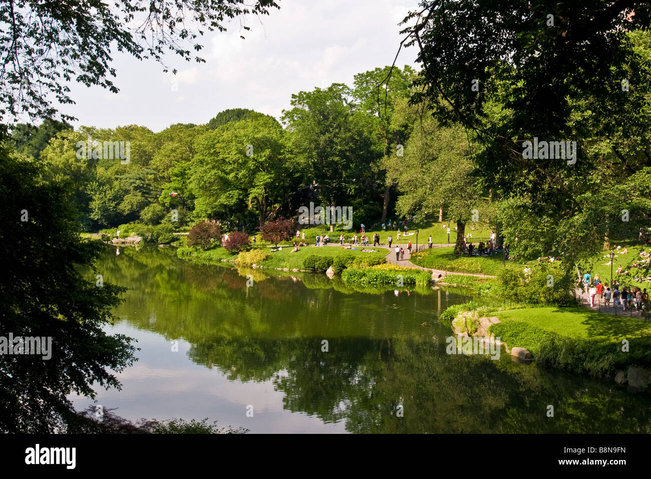 Besucher zu Fuß entlang der Wege auf einem See im Central park Stockfoto