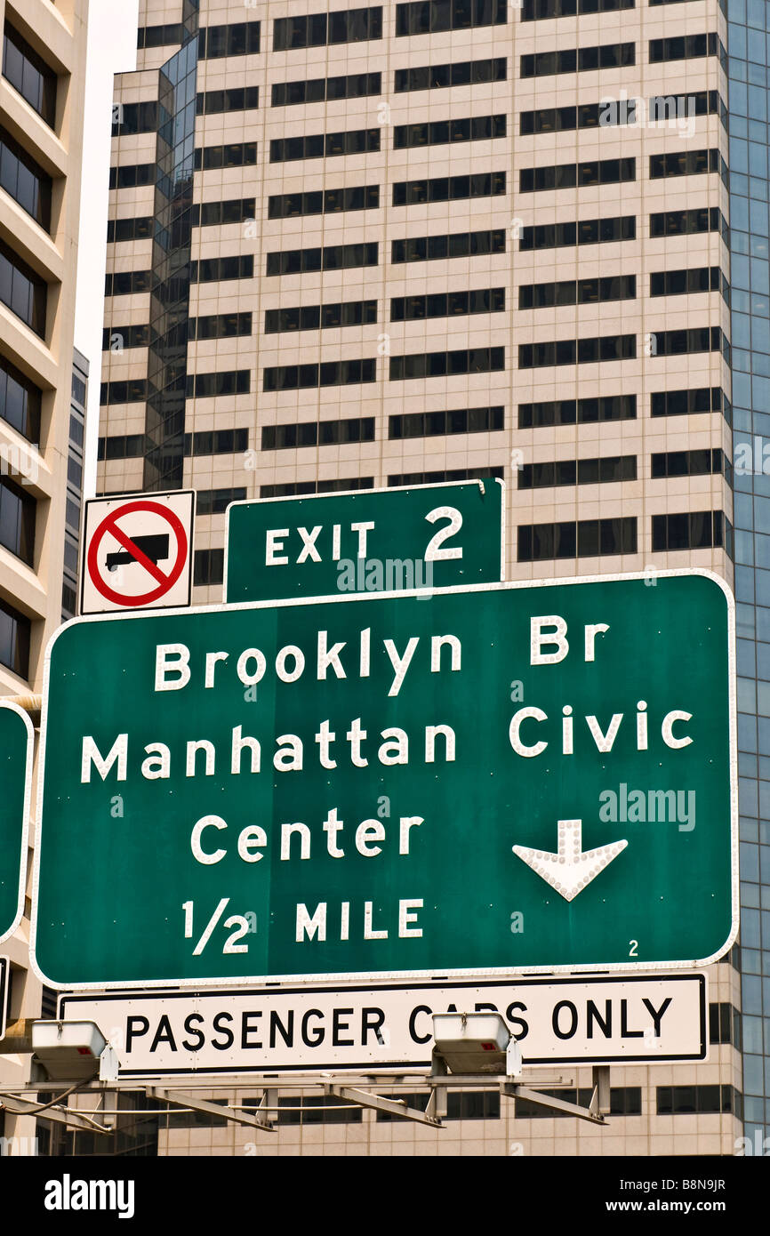 Schild über Ausfahrt Ausfahrt führt zur Brooklyn Bridge und Manhattan Civic Center Stockfoto
