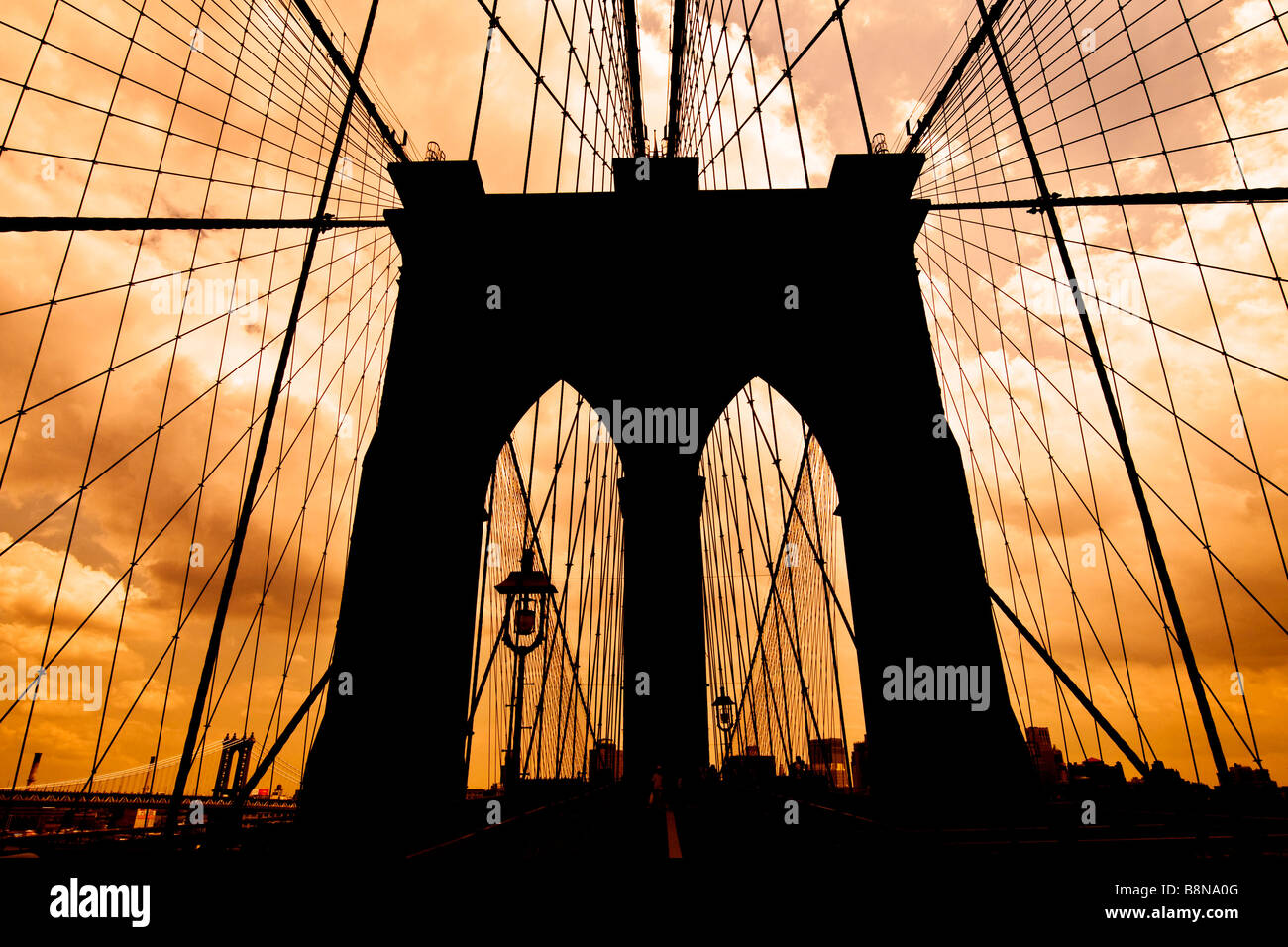 Brooklynbrücke Silhouette in der Abenddämmerung Stockfoto