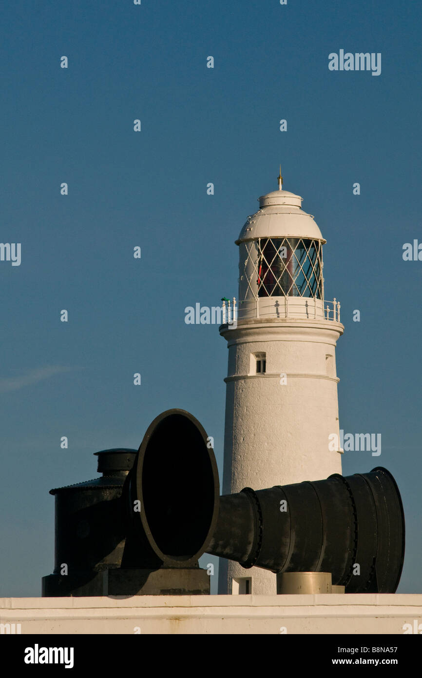 Arbeiten von Leuchtturm und Nebelhorn bei Nash Punkt auf dem Vale of Glamorgan Heritage Coast Südwales Stockfoto
