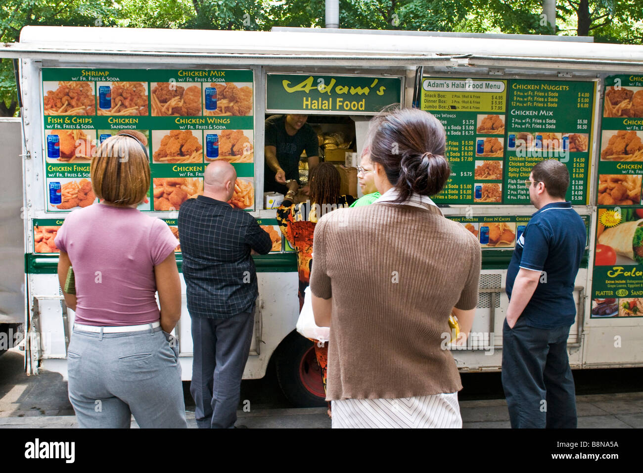 Menschen, die Warteschlangen an einem Fast-Food-Stand Stockfoto