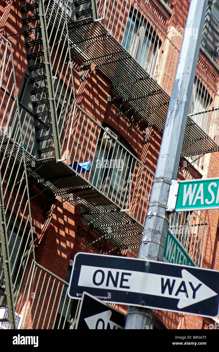 One way Schild Mehrfamilienhaus in italienischen Viertel von Manhattan bekannt als Little Italy Stockfoto