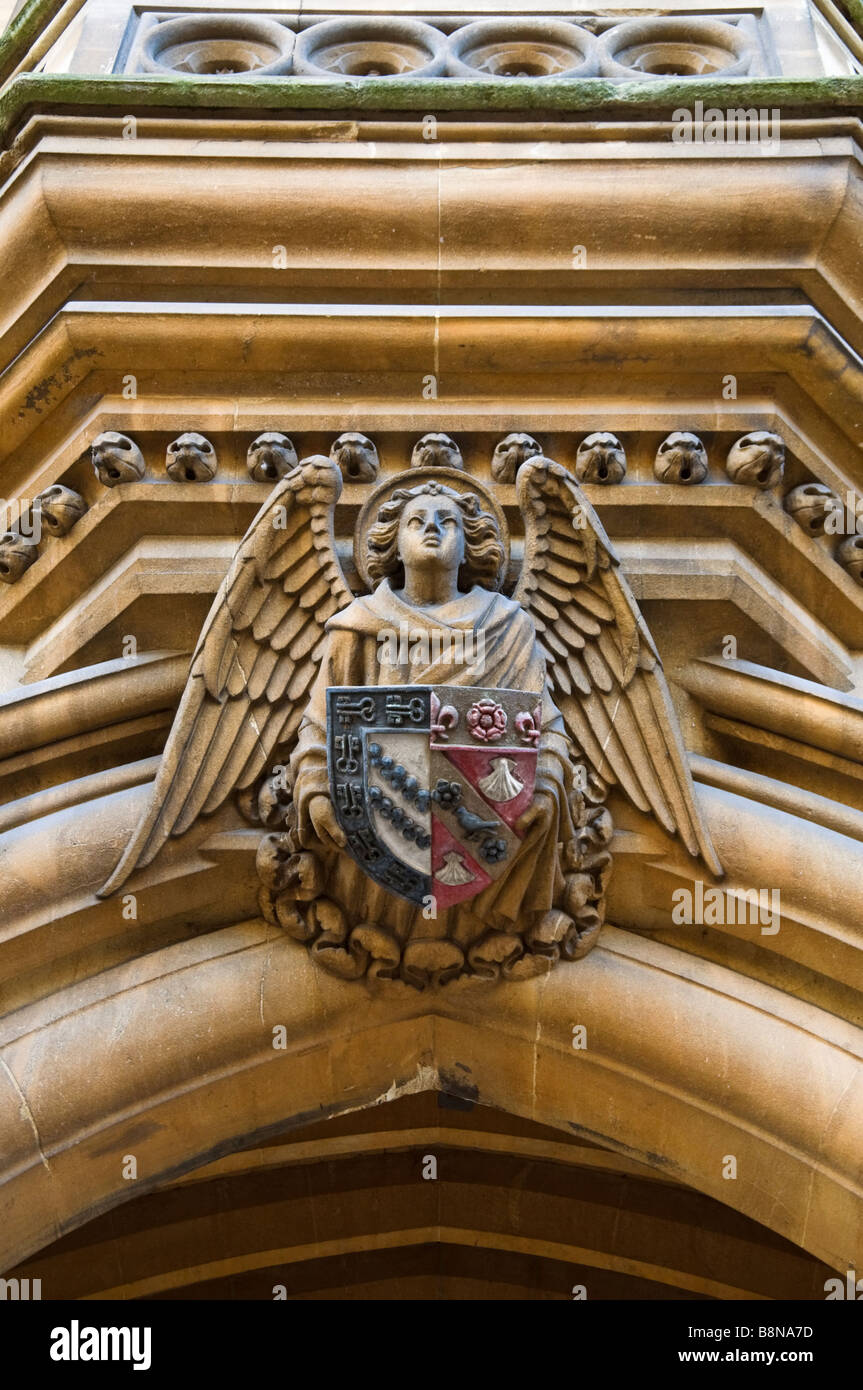 Kunstvolle Details und Wappen auf der Tür zur Exeter College in Oxford Stockfoto