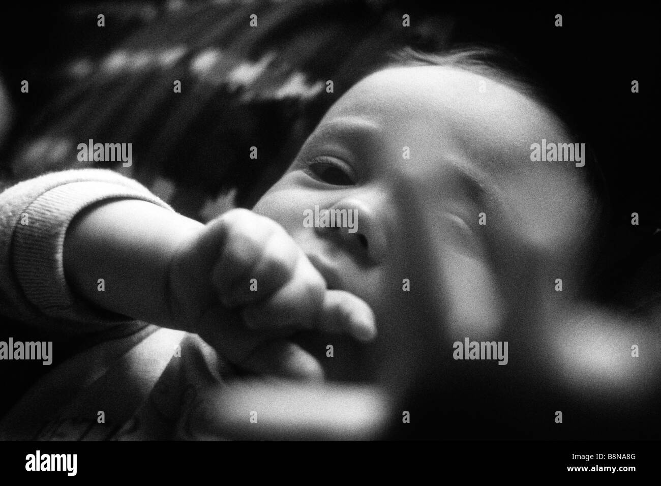 Baby Strecken sich in Richtung Kamera Stockfoto