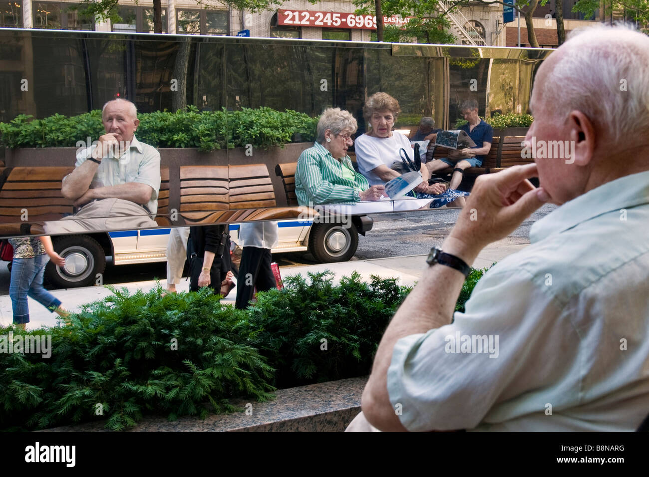 Urban-Szene mit Menschen sitzen auf Bänken Stockfoto