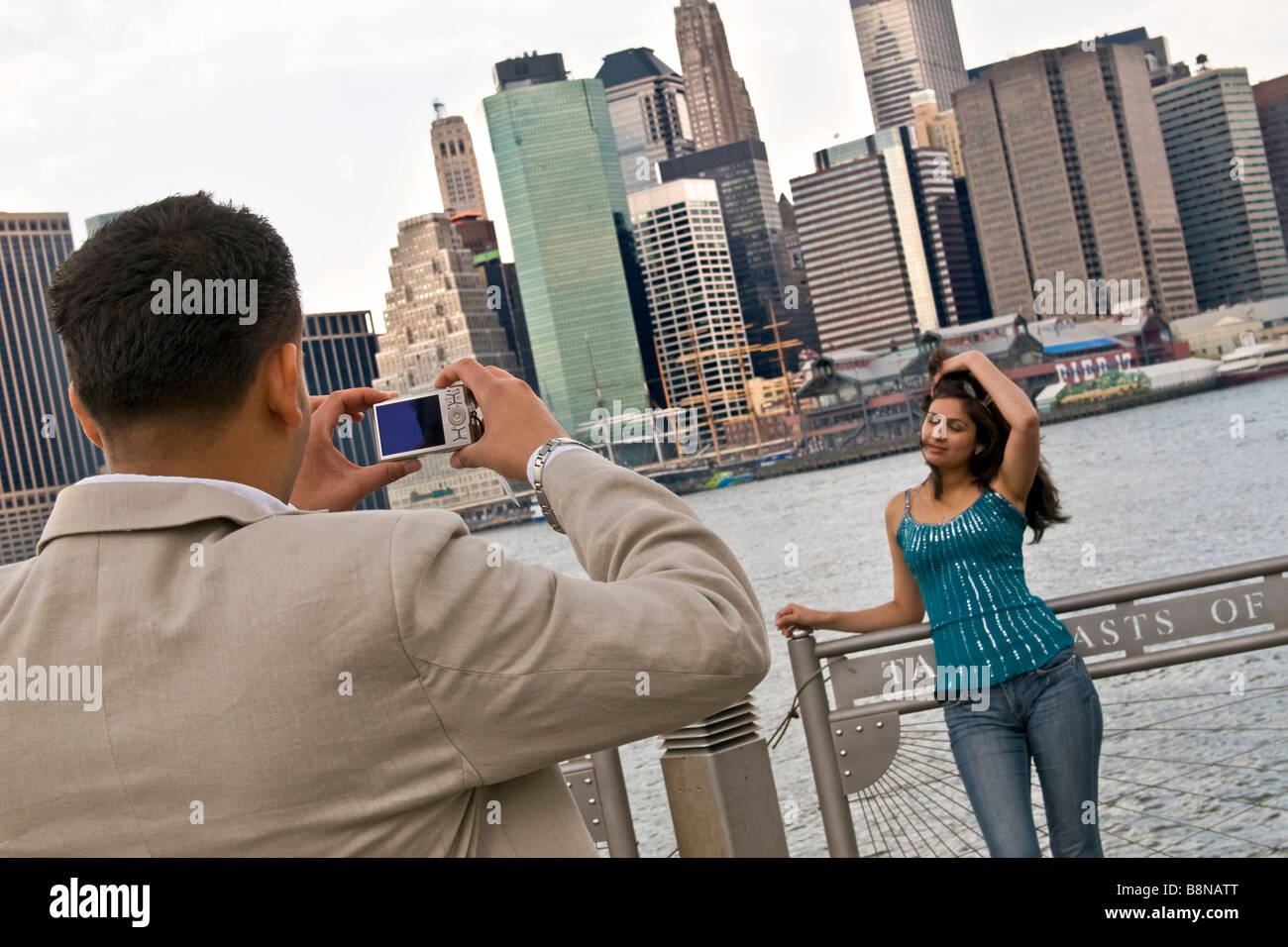 Junge Frau wird vor der Skyline von New York fotografiert Stockfoto