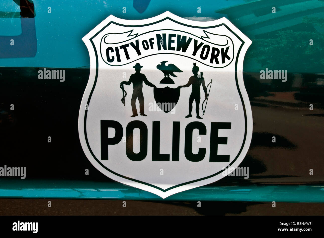 Nahaufnahme des Emblems auf der Tür ein City of New York Polizei-Fahrzeug bei der New York City Polizeimuseum Stockfoto