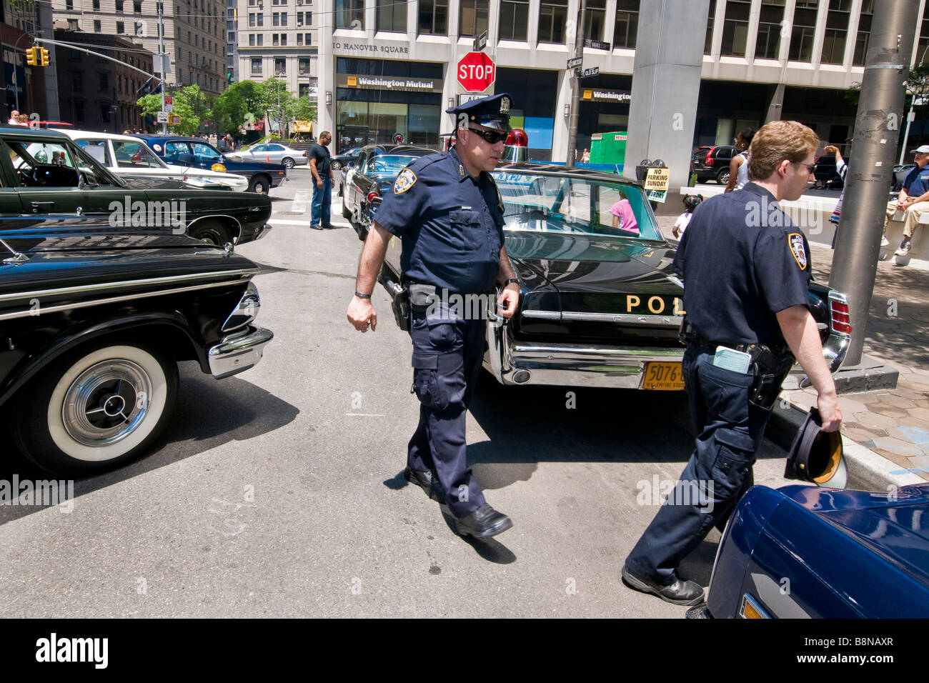 Polizisten und Vintage Polizeiautos an der New York City Polizeimuseum Stockfoto