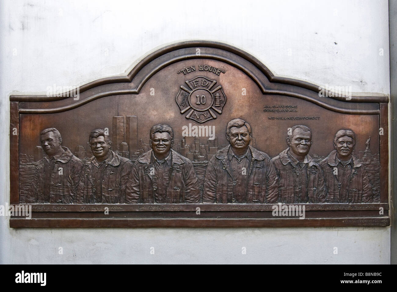 Messing-Tafel zum Gedenken an die Feuerwehrleute, die während der 9/11-Katastrophe ums Leben gekommen Stockfoto