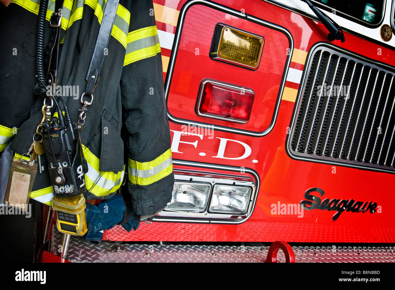 Abstrakt Front Feuerwehrauto und Feuerwehr Jacke mit Reflexstreifen, Tasten und zwei - Wege-Radio Stockfoto