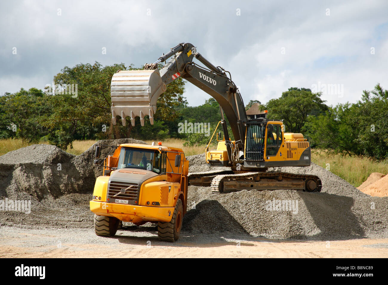 Ein Kipper LKW-Verladung Kies in den Bau einer Straße verwendet Stockfoto