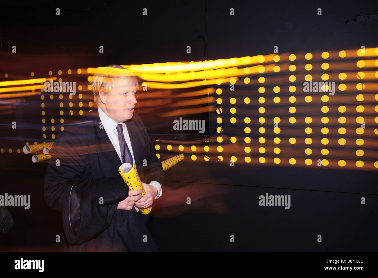 Londoner Bürgermeister Boris Johnson Besuch der Digital Cities-Ausstellung im Bauzentrum vor dem sprechen über Architektur. Stockfoto
