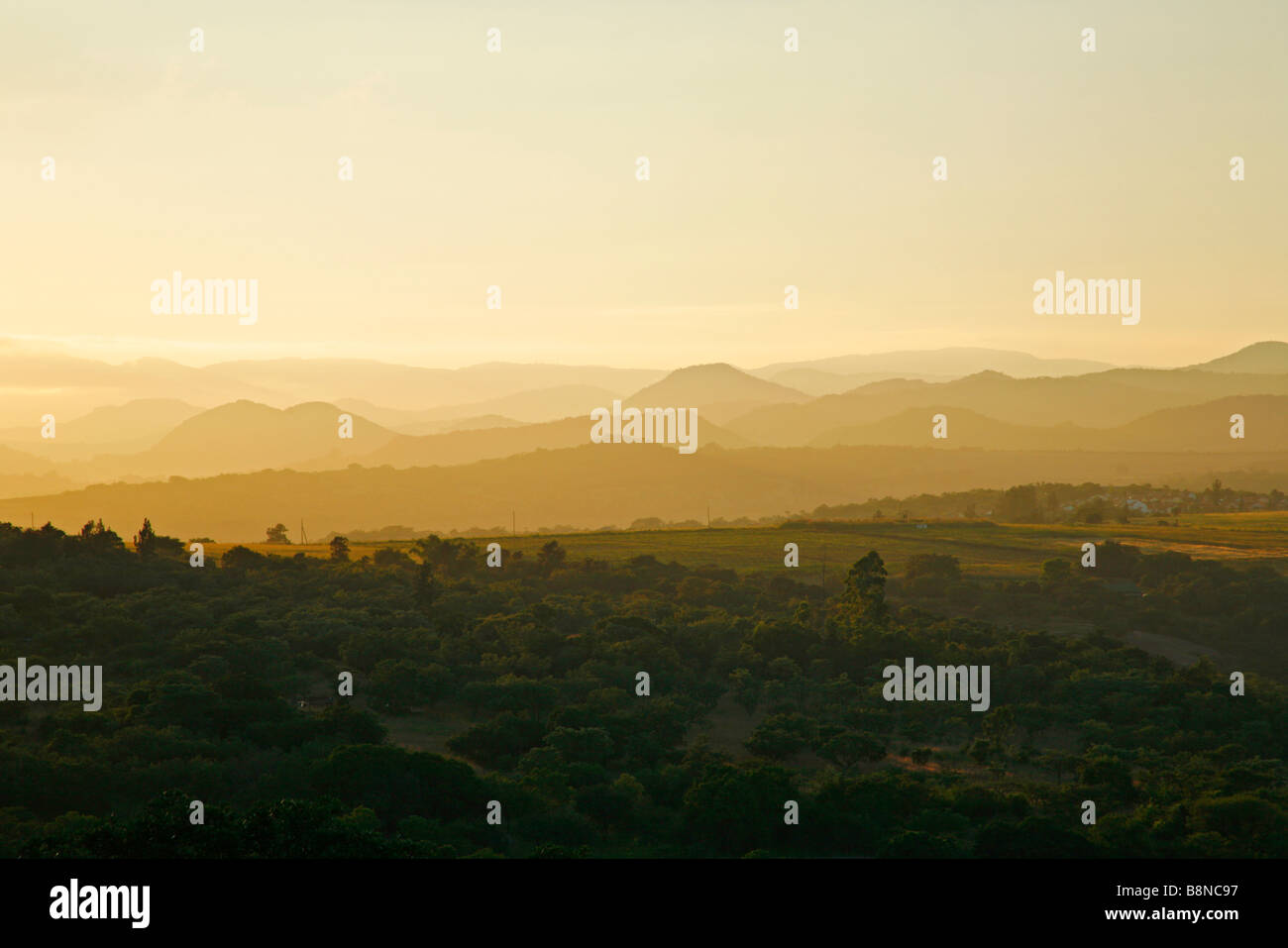 Eine stimmungsvolle Landschaft zeigt landwirtschaftliche Felder im Vordergrund und die Hügel im Hintergrund Stockfoto