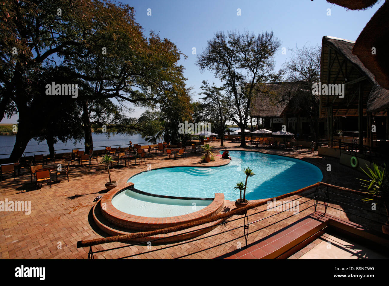 Der Poolbereich in der Chobe Safari Lodge mit Blick auf den Chobe Fluss Stockfoto
