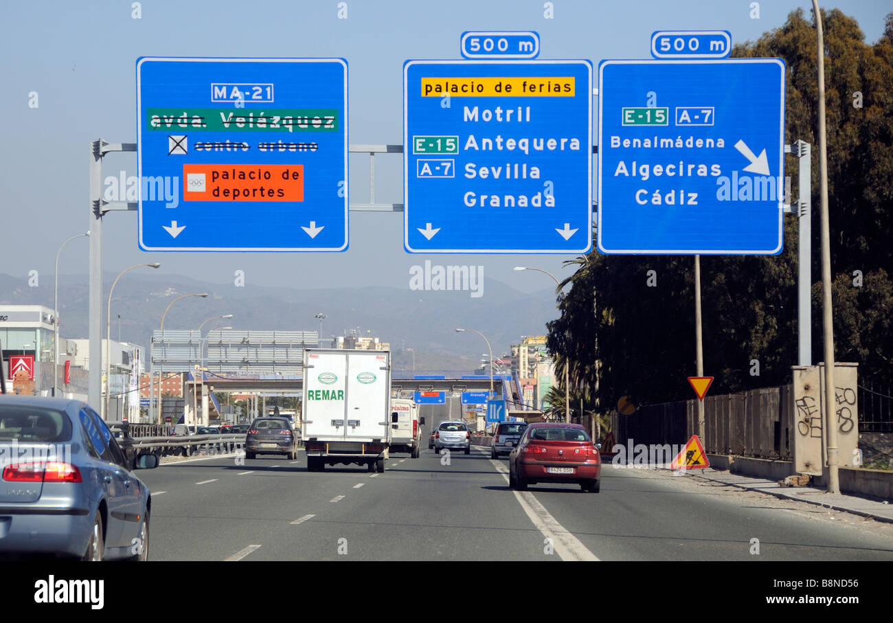 Spanische Autobahn entlang der südlichen spanischen Stadt Malaga Costa del Sol-Andalucia Spanien Stockfoto