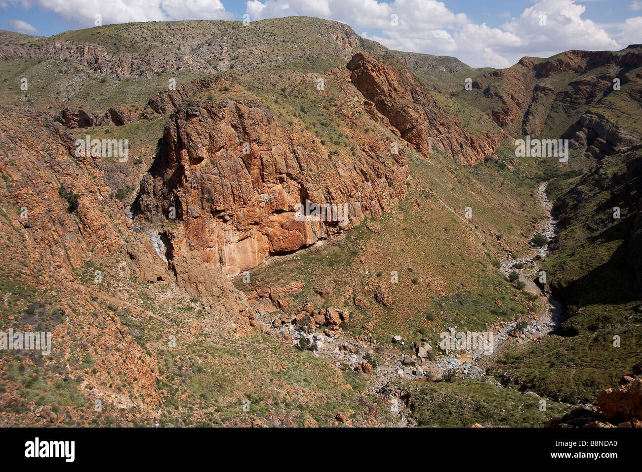 Namibischen Landschaft im Naukluft Park mit felsiger Berg Rippen tief eingeschnittenen Flussbett Stockfoto