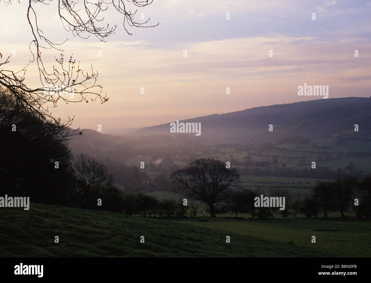 Dee-Tal in der Nähe von Llangollen Misty Sonnenaufgang Denbighshire North Wales UK Stockfoto