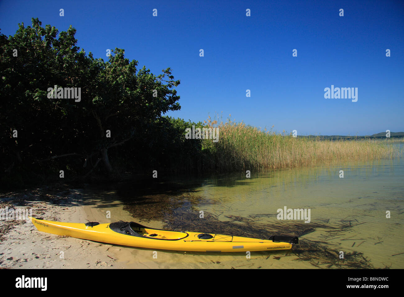 Gelben Kajak am Ufer eines der Kosi Seen Stockfoto