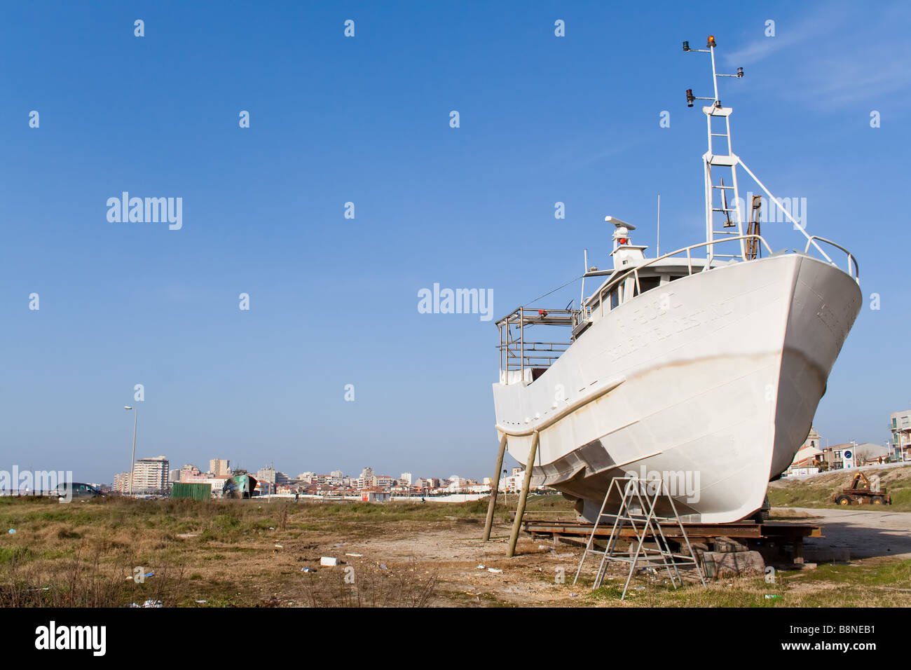 Angeln (Trawler) Schiff, gebaut oder unter Wartung in Povoa de Varzim, Portugal. Stockfoto