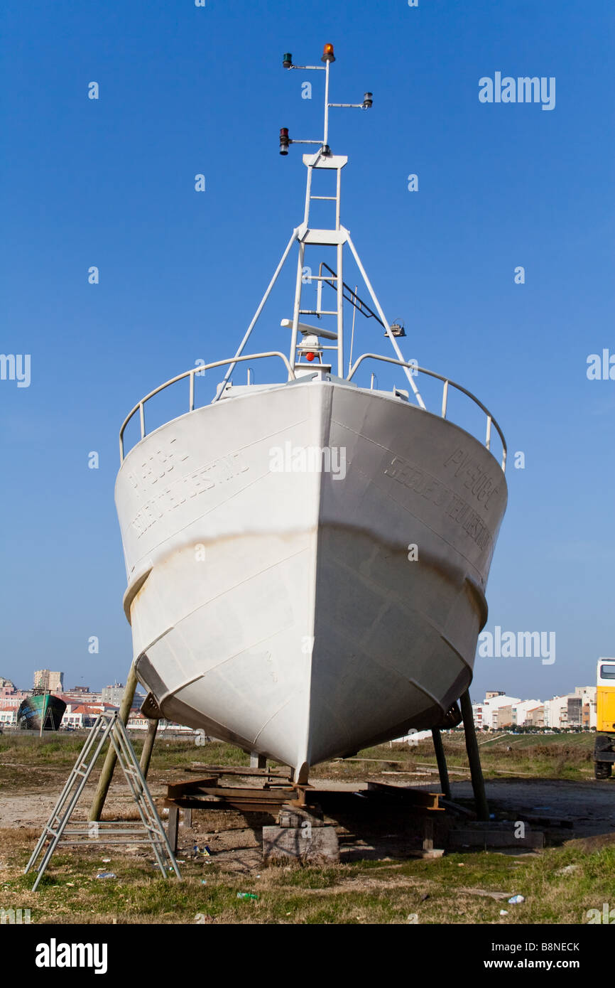 Angeln (Trawler) Schiff, gebaut oder unter Wartung in Povoa de Varzim, Portugal. Stockfoto