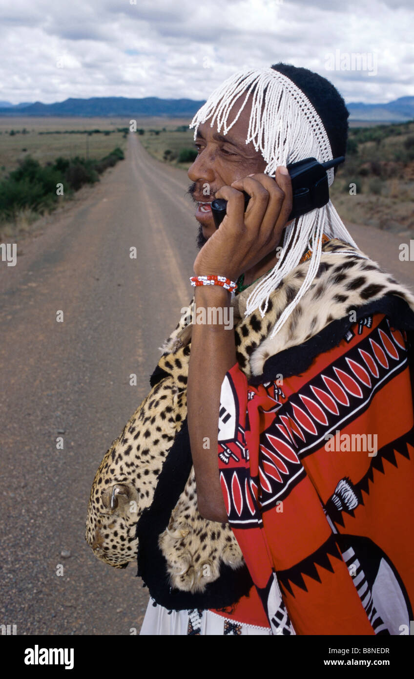 Chief Nicholas Gcaleka in traditioneller Kleidung sprechen auf einem Handy Stockfoto