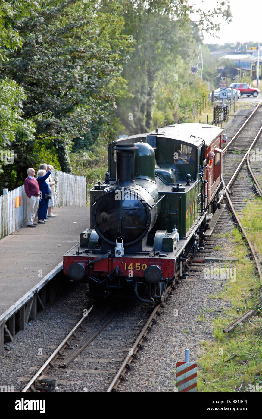 Dampf Lok 1450 in GWR Farben Forest of Dean Bahn ziehen einzelne Güterwagen und Lydney Station eingeben Stockfoto