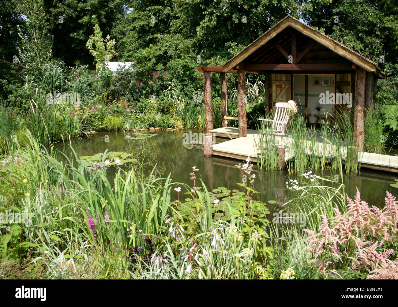 Kommt der Regen glänzen Wassergarten entworfen von Peter Sims RHS Hampton Court Palace Flower Show 2006 Stockfoto