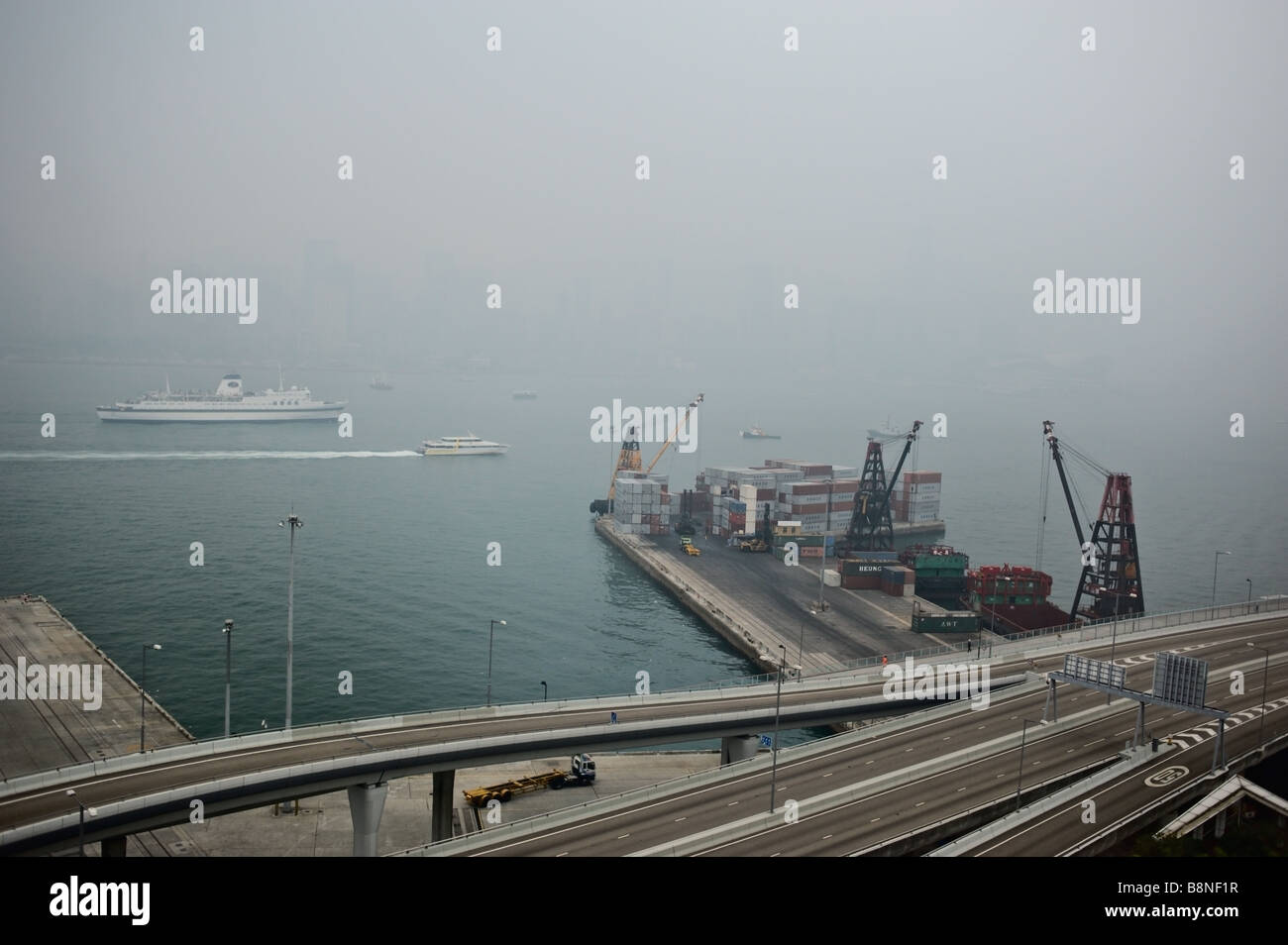 Container-Pier und nebligen Victoria Harbour Kowloon Hong Kong Stockfoto