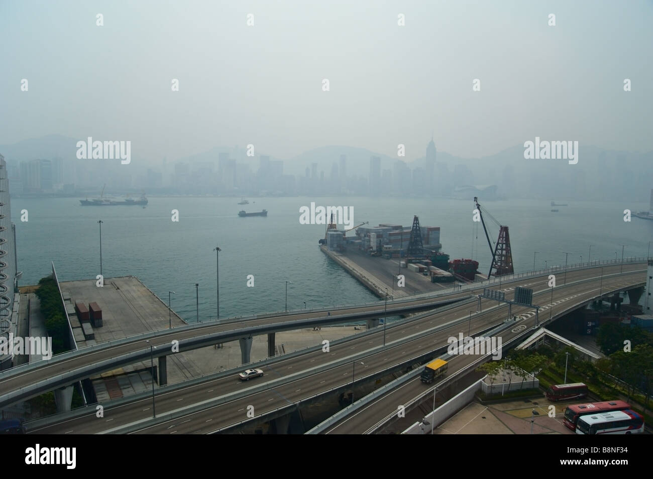 Container-Pier und dunstigen Victoria Harbour Kowloon Hong Kong Stockfoto