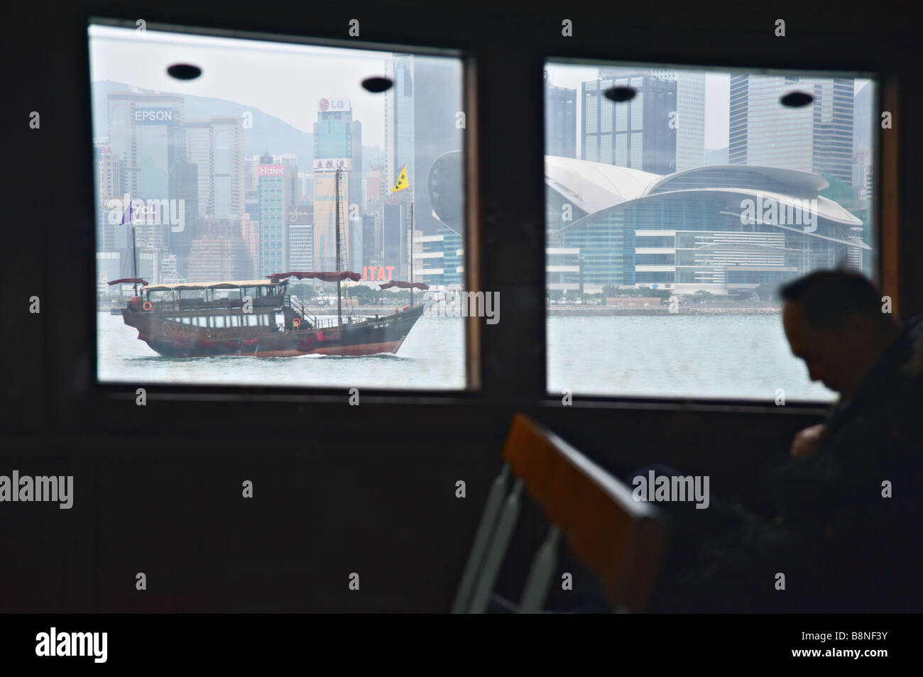 Schlafenden Mann an Bord der Star Ferry als Touristenboot geht vom Convention Center Hong Kong Stockfoto