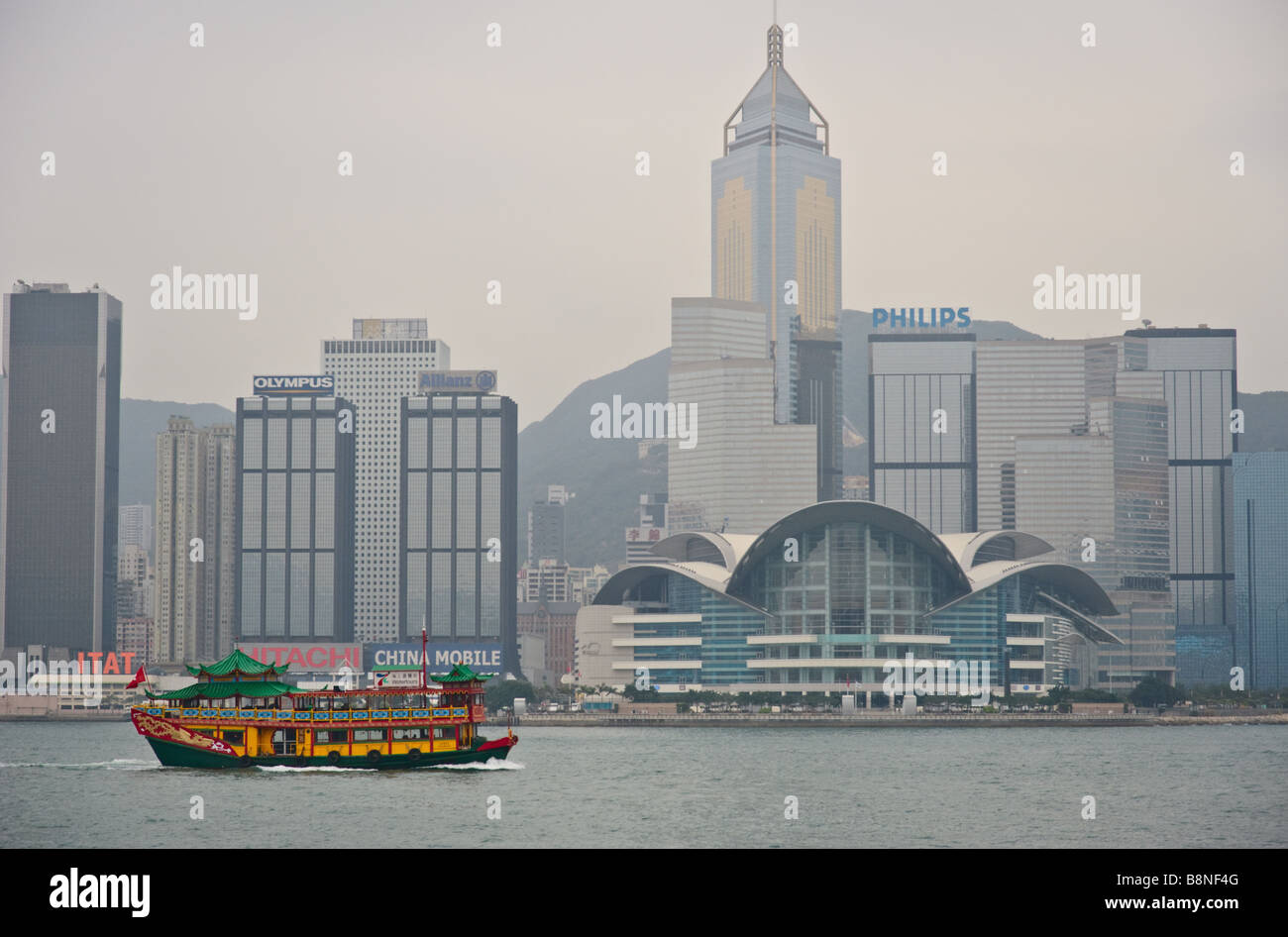 Buntes Ausflugsboot in Hong Kong Victoria Harbour vorbei an zentralen Bezirk und Kongresszentrum Stockfoto