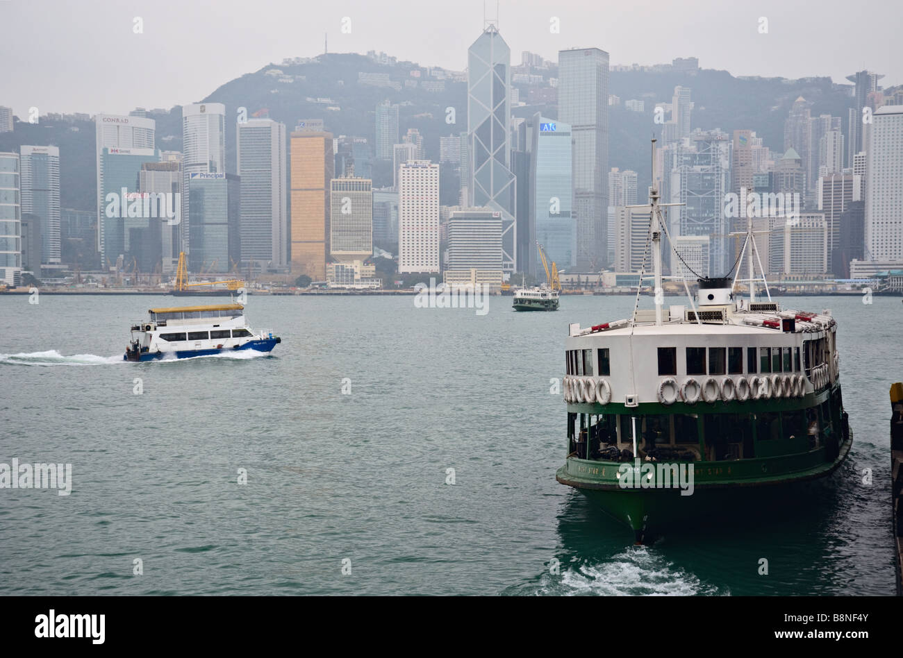 Star Ferry herausziehen von Tsim Sha Tsui mit Skyline von Hong Kong und den Victoria Harbour im Blick Stockfoto