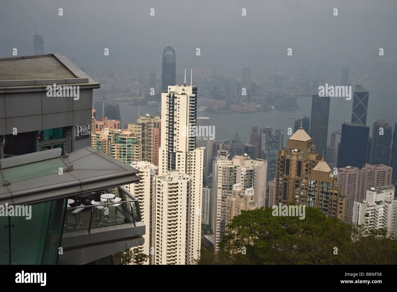 Blick vom Gipfel in Hongkong zeigt Peak Cafe, Hongkong Wolkenkratzer, Victoria Harbour und Kowloon in Ferne Stockfoto