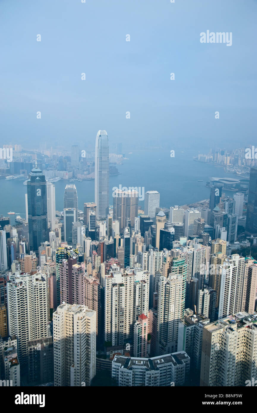 Bürotürme und Mehrfamilienhäuser von Hong Kong von The Peak mit Victoria Hafen und Kowloon durch Dunst sichtbar Stockfoto