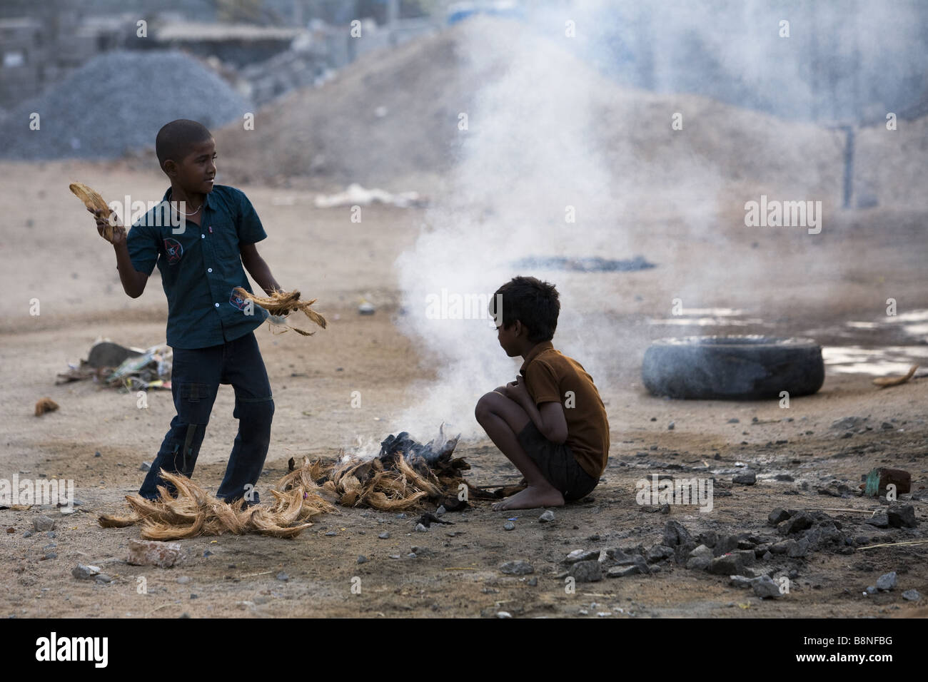 Straßenkinder in Indien Kokosnussschalen brennen warm zu halten Stockfoto