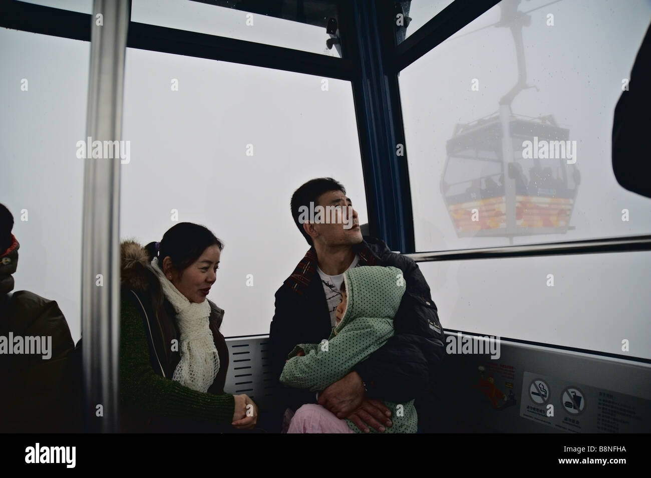 Familie an Bord der Gondelbahn, bekannt als der Ngong Ping Skyrail führt zu Tian Tan Buddha (Big Buddha), Lantau Insel Hong Kong Stockfoto