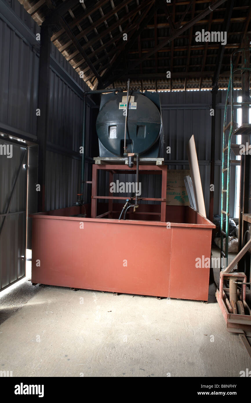 Kunststoff Öltank doppelwandiger in Stahl Werkseinstellung Stockfoto