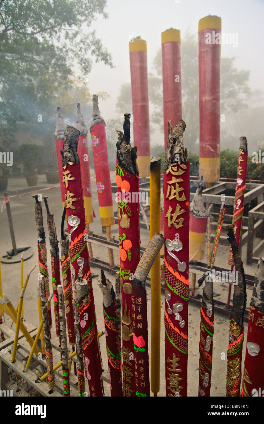 Räucherstäbchen brennen am ersten Tag des Lunar New Year 2009 am Po Lin Kloster Hongkong Lantau Stockfoto