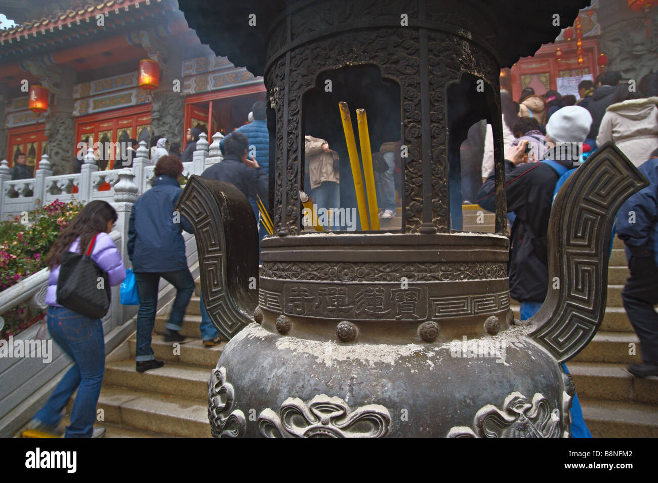 Besucher pass brennende Räucherstäbchen, wie sie am ersten Tag des Lunar New Year 2009 Po Lin Kloster Stufen Stockfoto