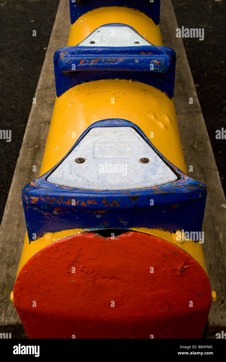 Die Sitze und die Rückansicht eines Brunnens verwendet Außenspielplatz Schaukelpferd im England, UK Stockfoto
