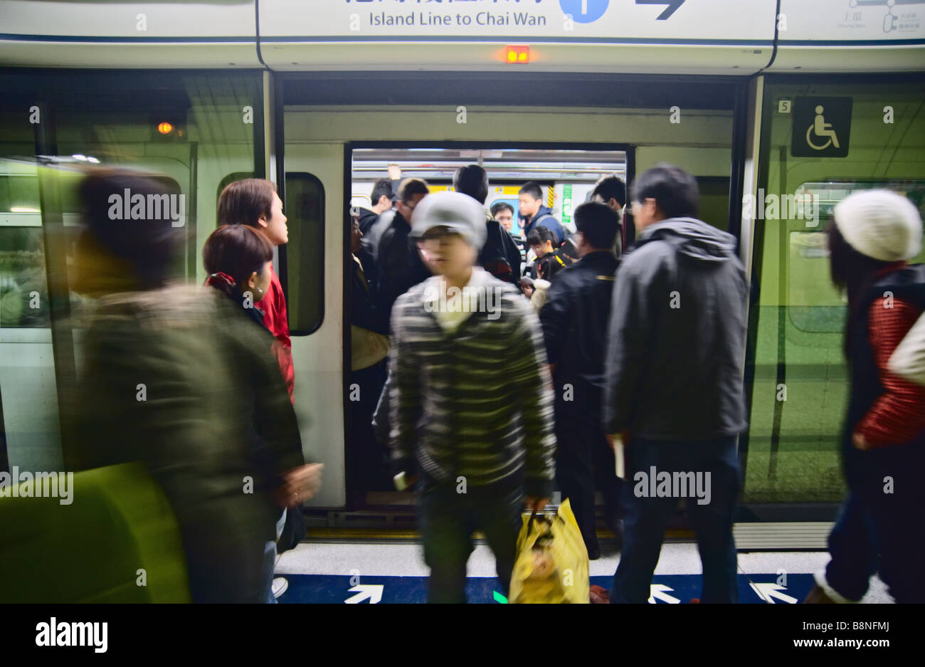 Menschen verlassen die MTR Hong Kongs u-Bahn Haltestelle Wan Chai Stockfoto