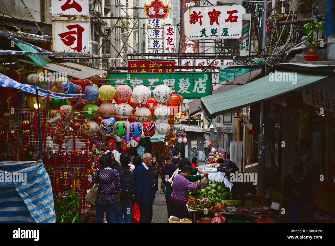 Ladenschilder und Lampions auf Verkauf Hongkong Central District chinesische Neujahrsfest Stockfoto