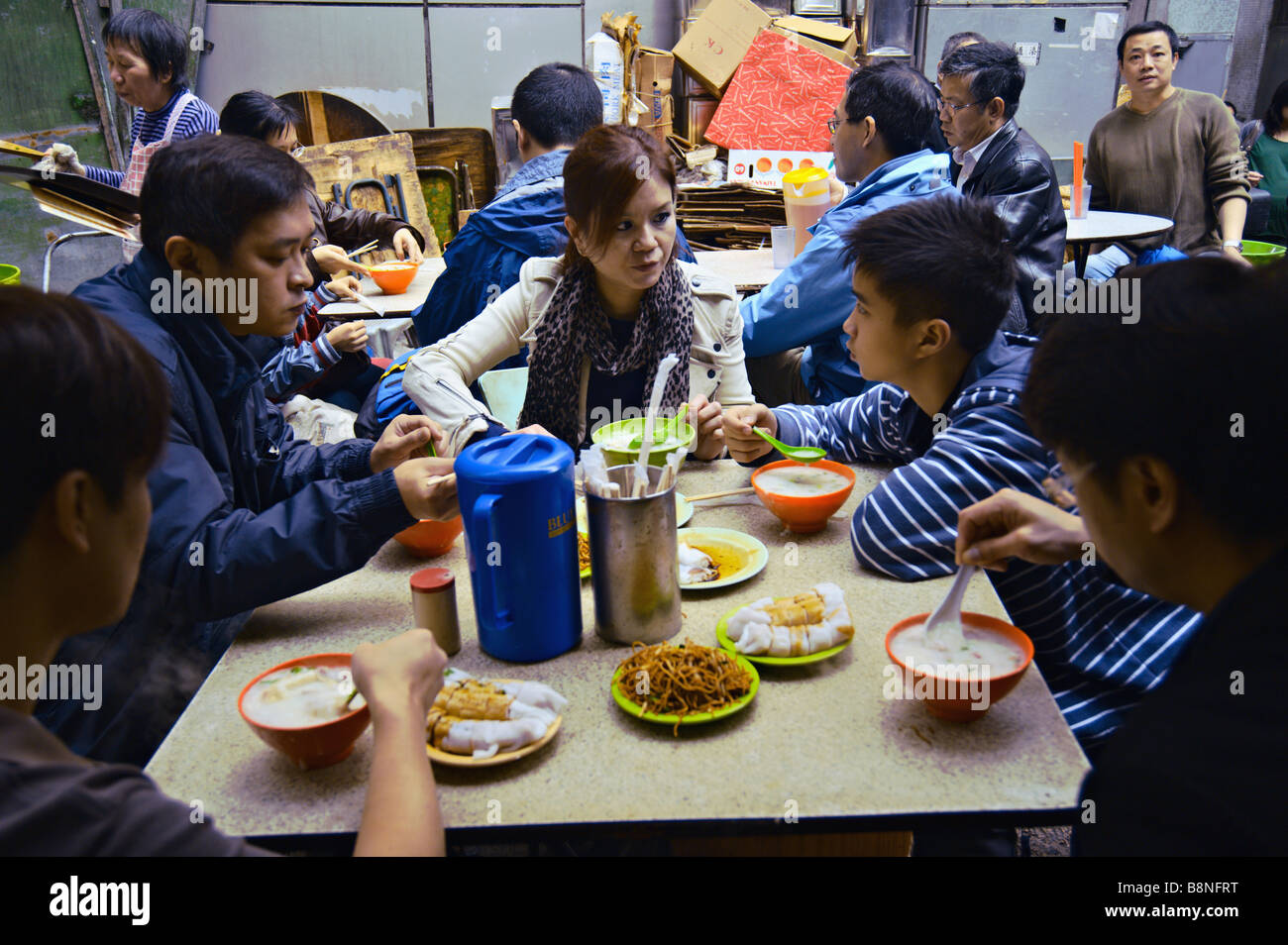 Mittagessen in einem dai Pai Dong eine offene Luft Garküche in der Nähe von Stanley Street Hong Kong s Central District Stockfoto