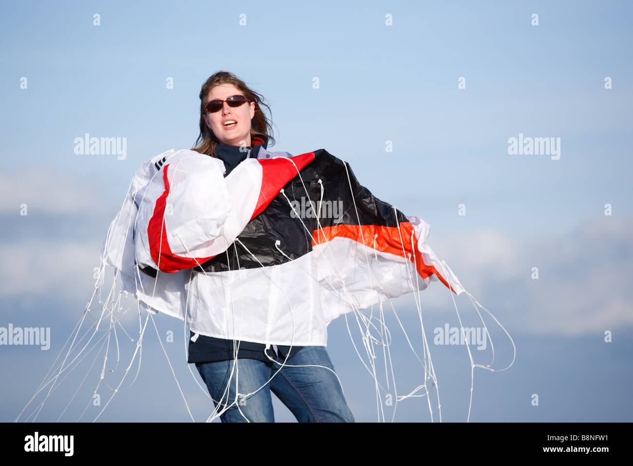 Frau im Prozess der Einführung großer "Cirrus" gebrandmarkt Kite auf einem Hügel in England Stockfoto