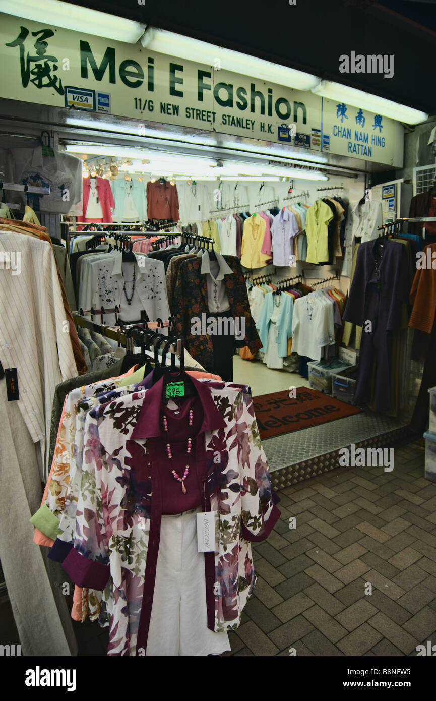 Schneiden Sie Satz Kleidung zum Verkauf an Stanley Market Hong Kong Stockfoto